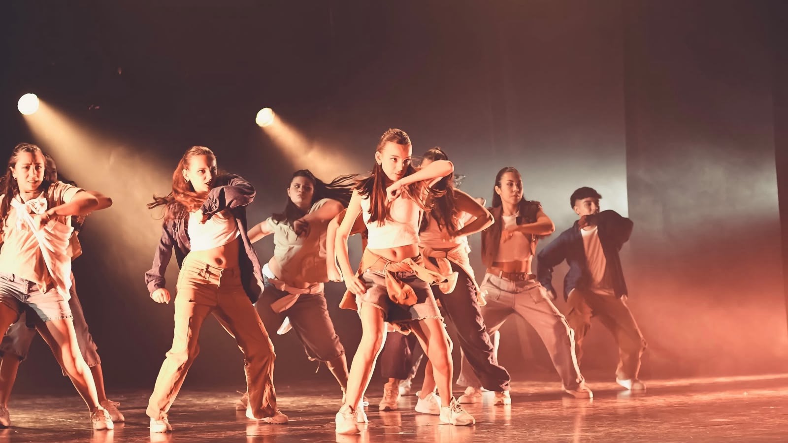 Grupo de Dancehall de Boomerang bailando en el escenario