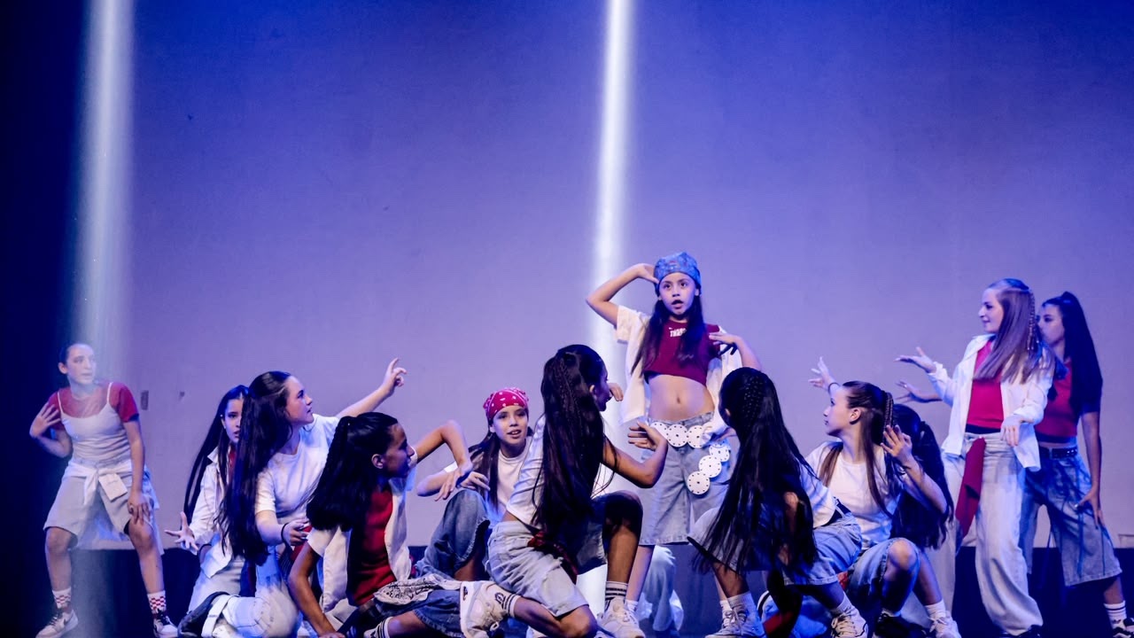 Grupo Pre-Juve de Boomerang realizando una composición coreográfica en escena