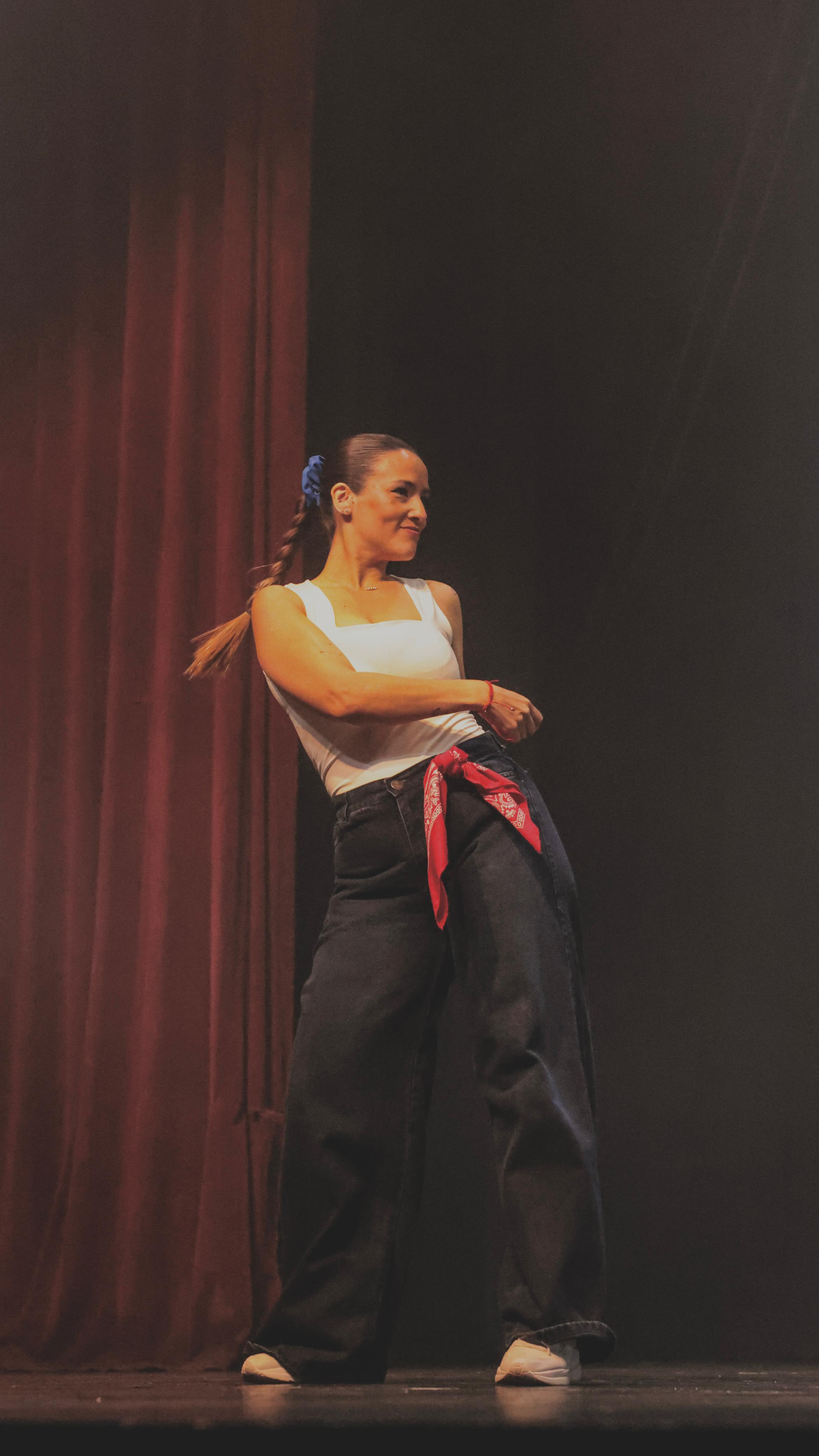 Alumnas de Boomerang disfrutando una coreografía en escena