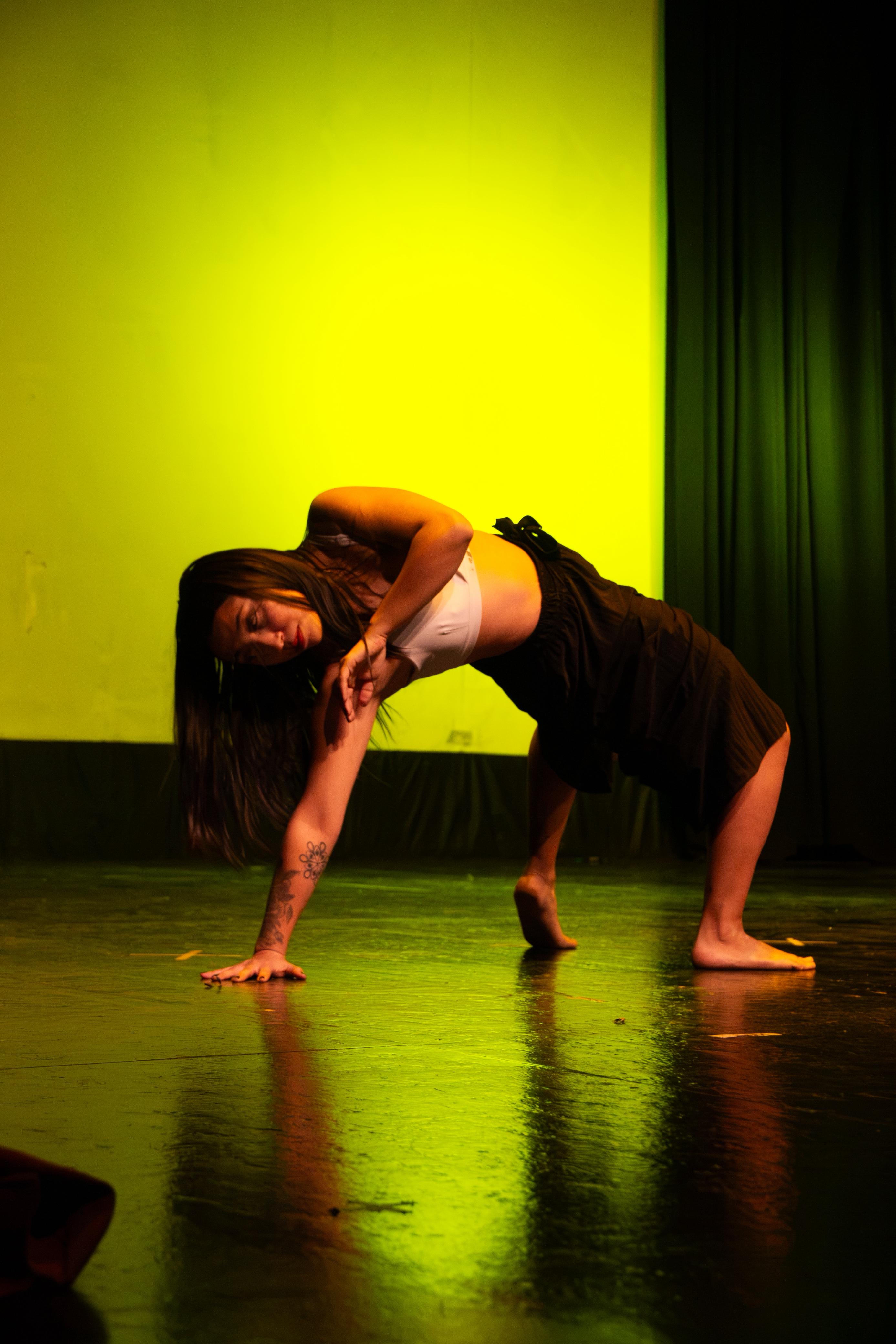 Profe Guada durante una presentación de danza contemporánea